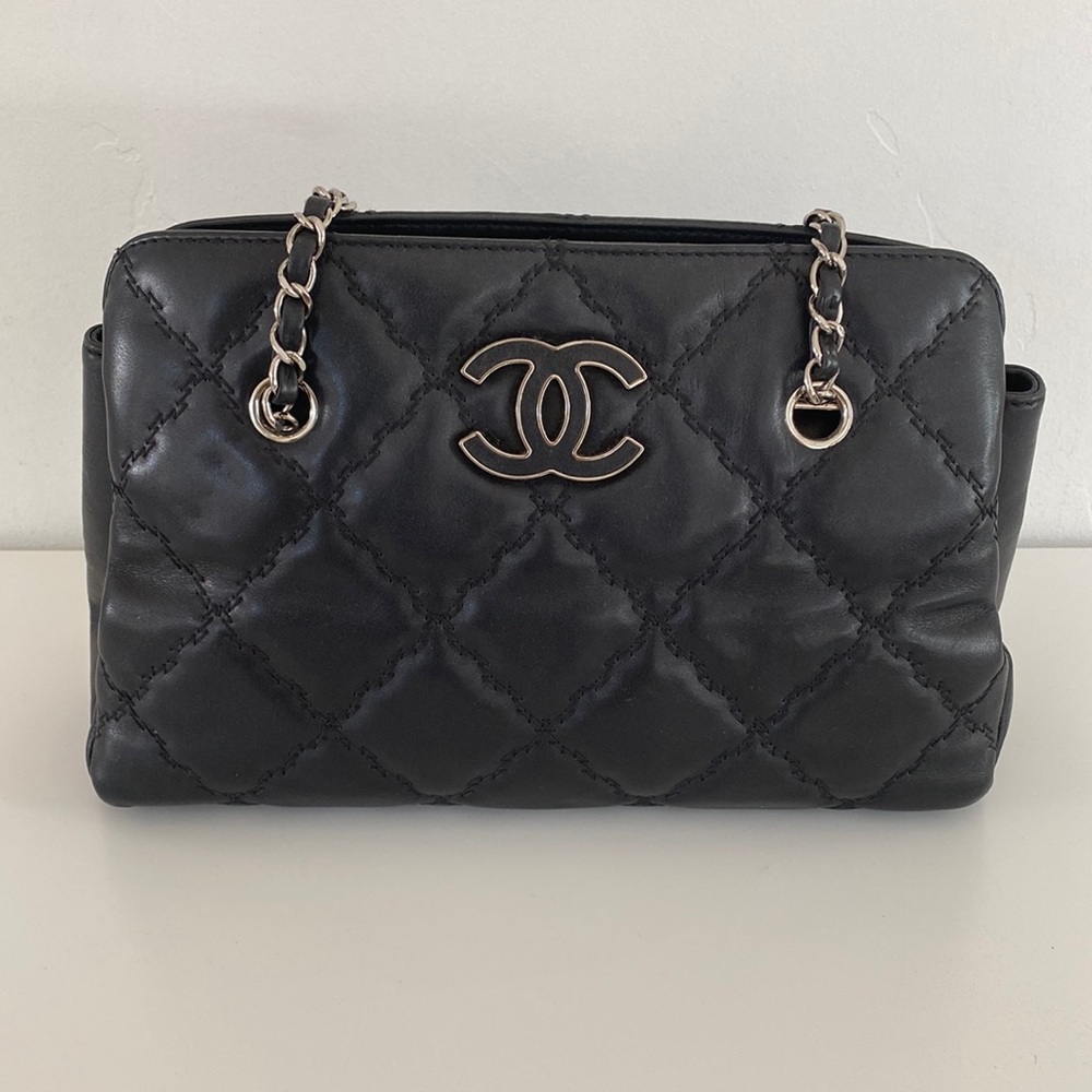 100% Authentic Chanel bag black medium